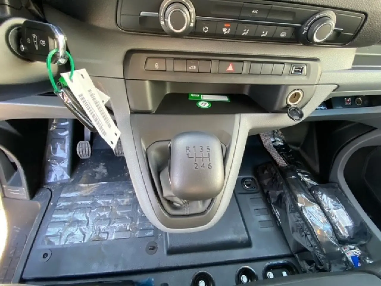 Gros plan sur la console centrale du Peugeot Expert Fourgon blanc banquise 2023, mettant en valeur le levier de vitesse manuel à 6 rapports.