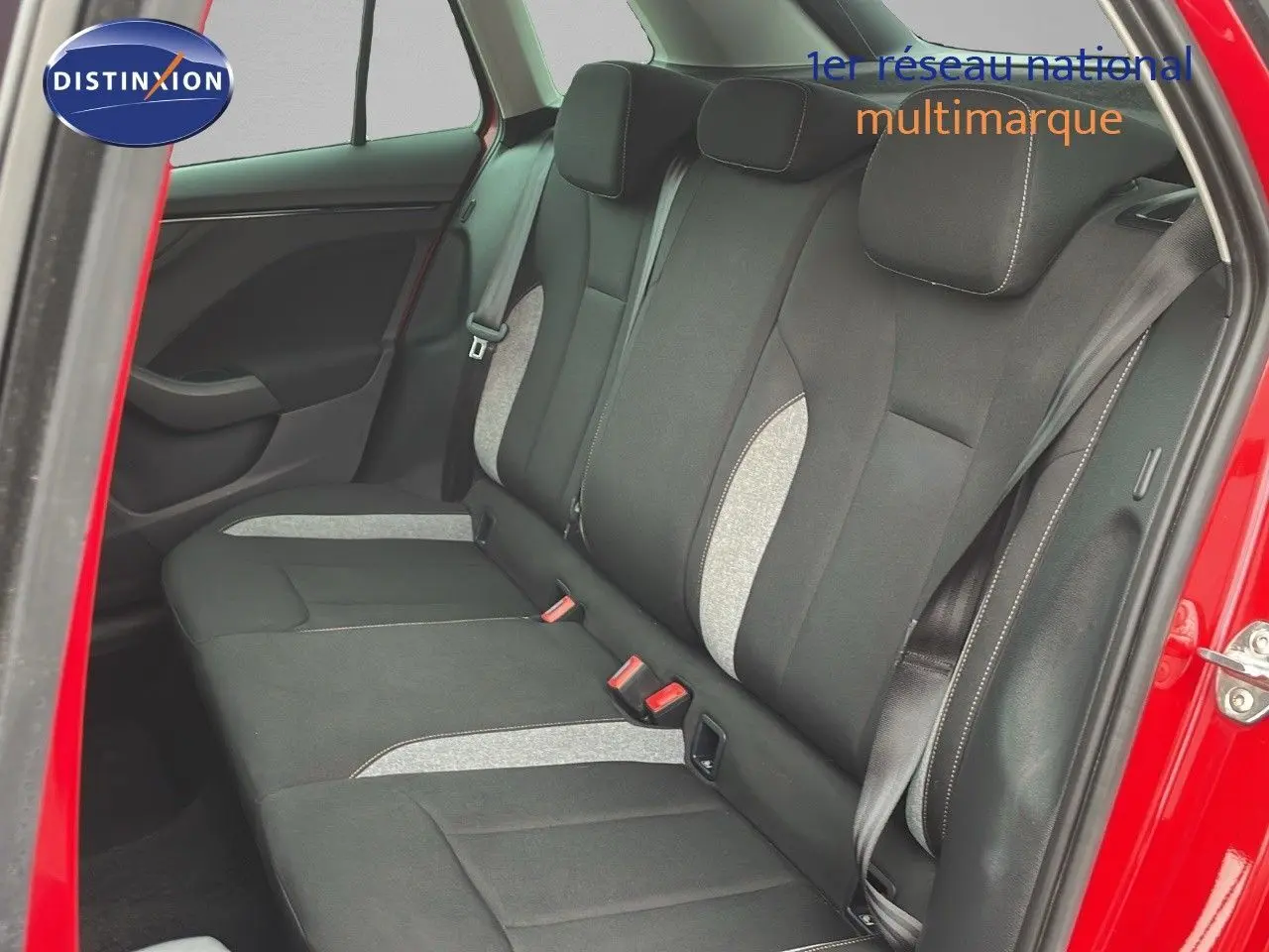 Vue intérieure sur la banquette arrière en tissu gris et noir du Skoda Kamiq rouge velvet metal 2024.