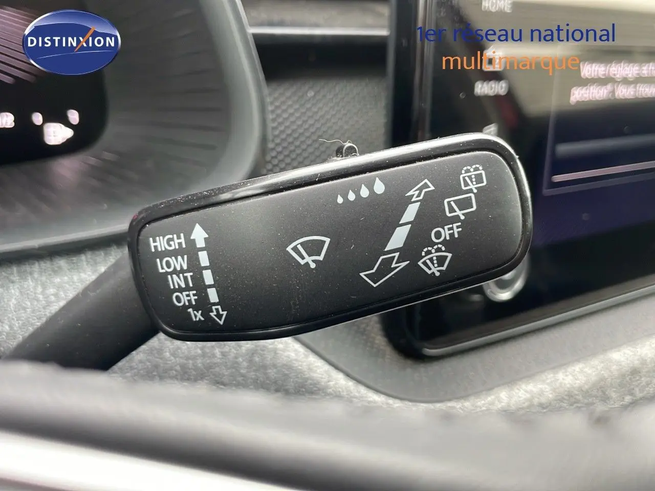 Gros plan sur la manette de commande des essuie-glaces du Skoda Kamiq 2024, avec tableau de bord en arrière-plan.