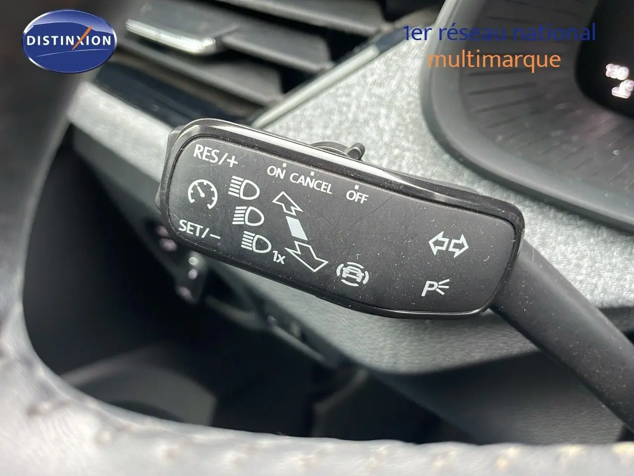 Gros plan sur la commande de régulateur de vitesse dans l'habitacle du Skoda Kamiq rouge Velvet Metal 2024.