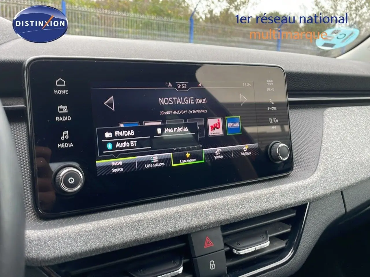 Écran tactile central du Skoda Kamiq 2024 montrant la radio numérique avec interface moderne et commandes tactiles.