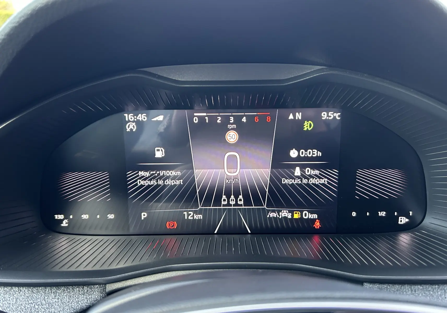 Affichage numérique du tableau de bord du Skoda Kamiq 2025, montrant la vitesse à 0 km/h et les informations de conduite.