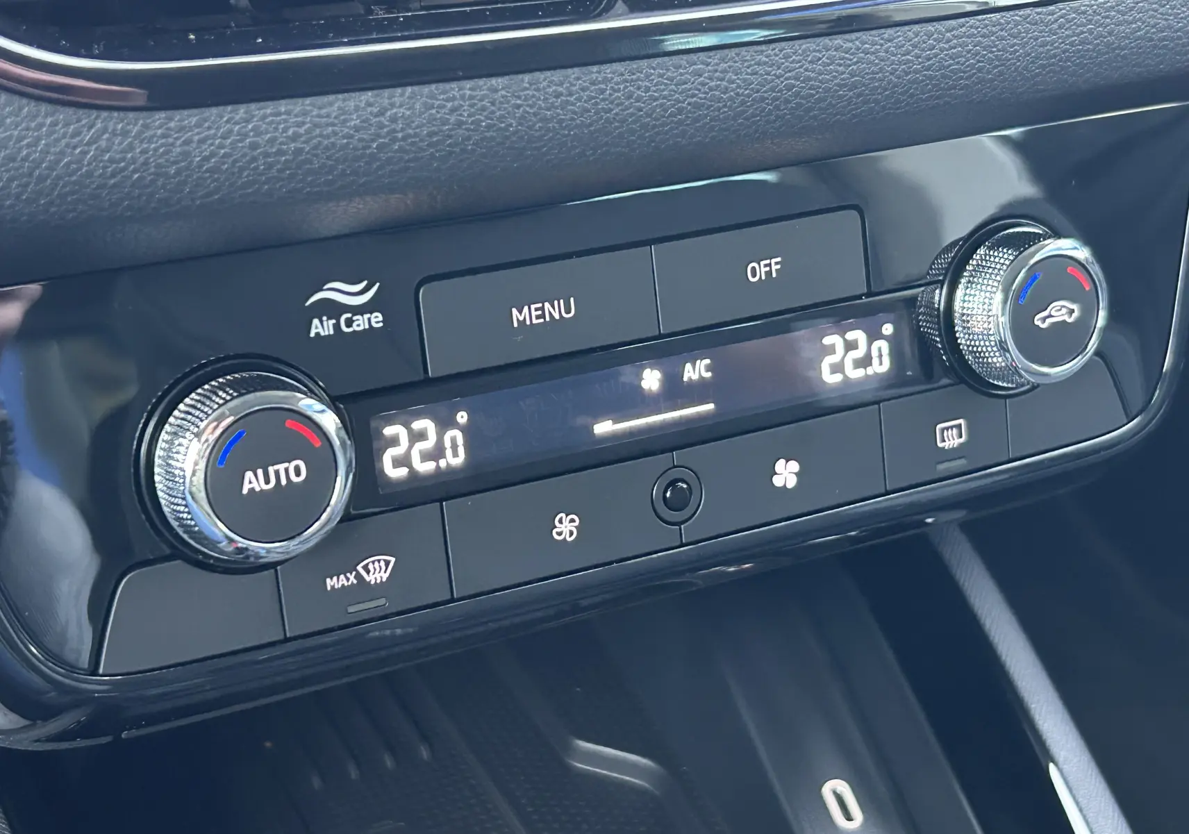 Détail de la commande de climatisation automatique du Skoda Kamiq 2025 avec affichage digital et réglages à 22°C.