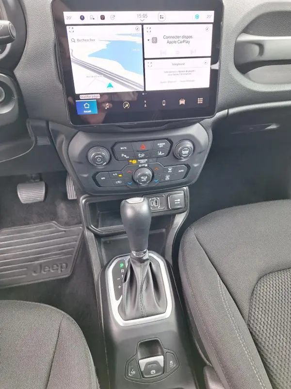 Vue intérieure centrée sur la console centrale et levier de vitesse d'une Jeep Renegade 2024, finition Altitude.