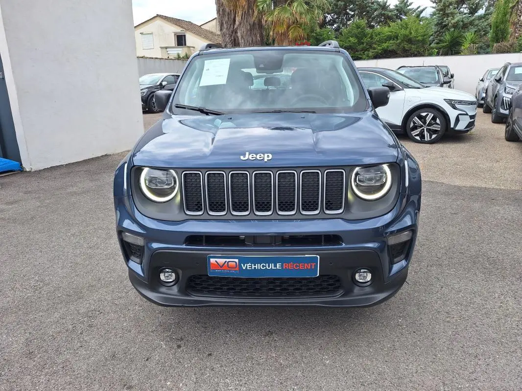 Vue avant d'un Jeep Renegade bleu 2024 avec phares ronds à LED et calandre à sept fentes caractéristiques.