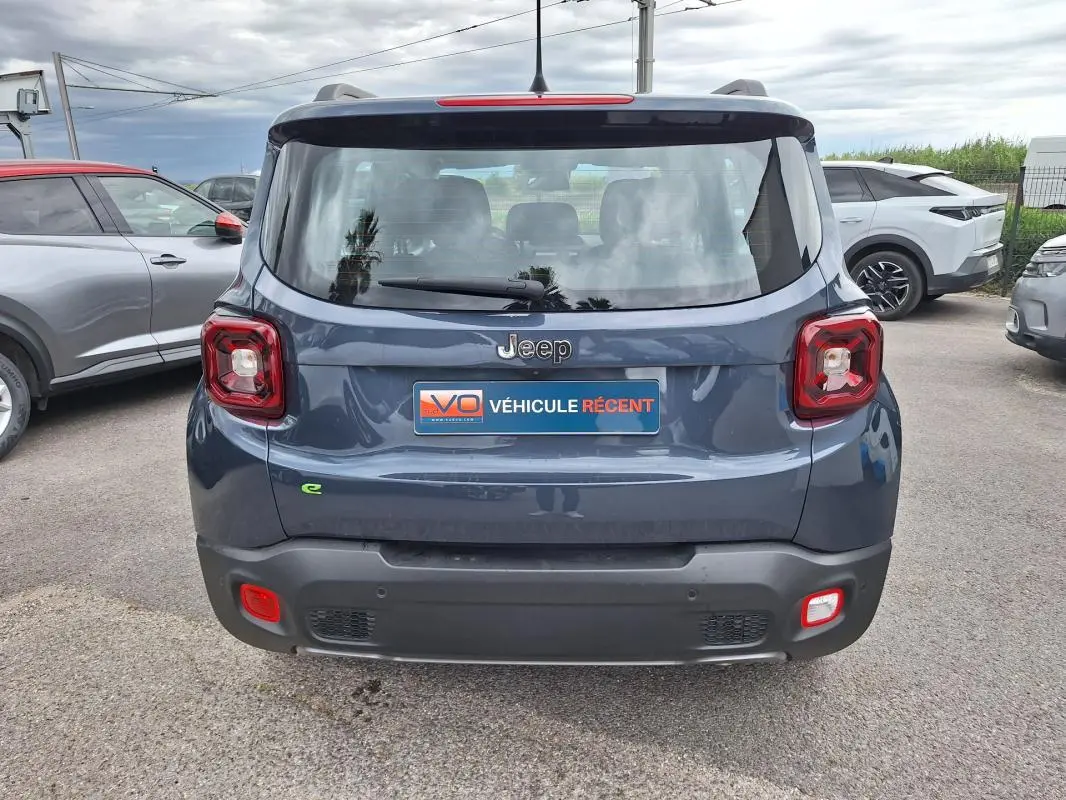 Vue arrière d'un Jeep Renegade bleu 2024 avec feux carrés caractéristiques et badge e-Hybrid visible.