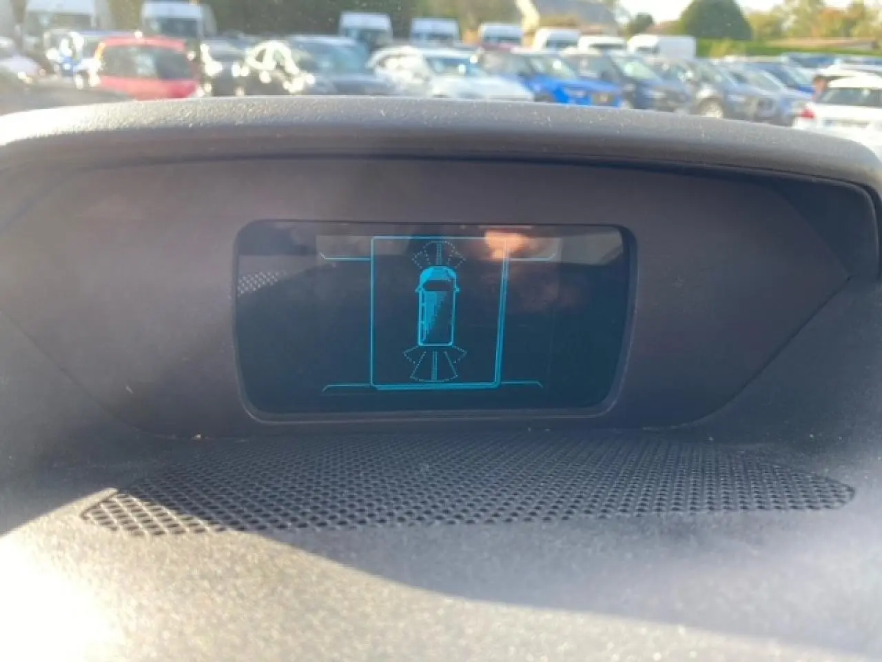 Écran de contrôle du système de radars de stationnement du Ford Transit Fourgon L3H2 2015, vue intérieure.