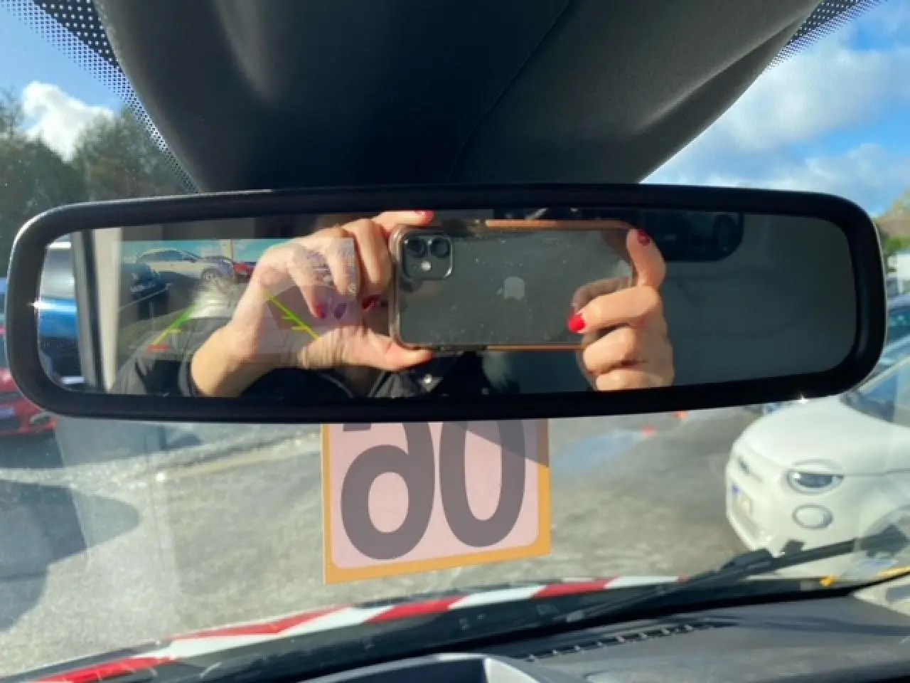 Rétroviseur intérieur du Ford Transit Fourgon orange, vue vers l'arrière avec caméra de recul affichée.