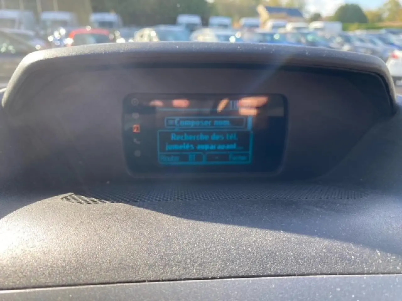 Écran central du tableau de bord du Ford Transit Fourgon L3H2 2015 affichant la recherche de téléphones Bluetooth.