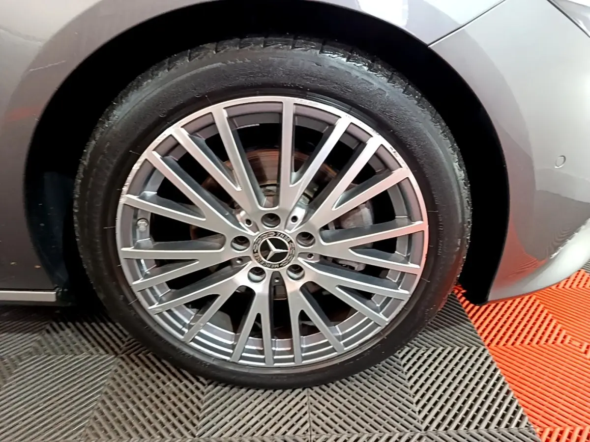 Gros plan sur la roue avant droite de la Mercedes CLA 180 d Business Line gris clair avec jante alliage multi-branches.