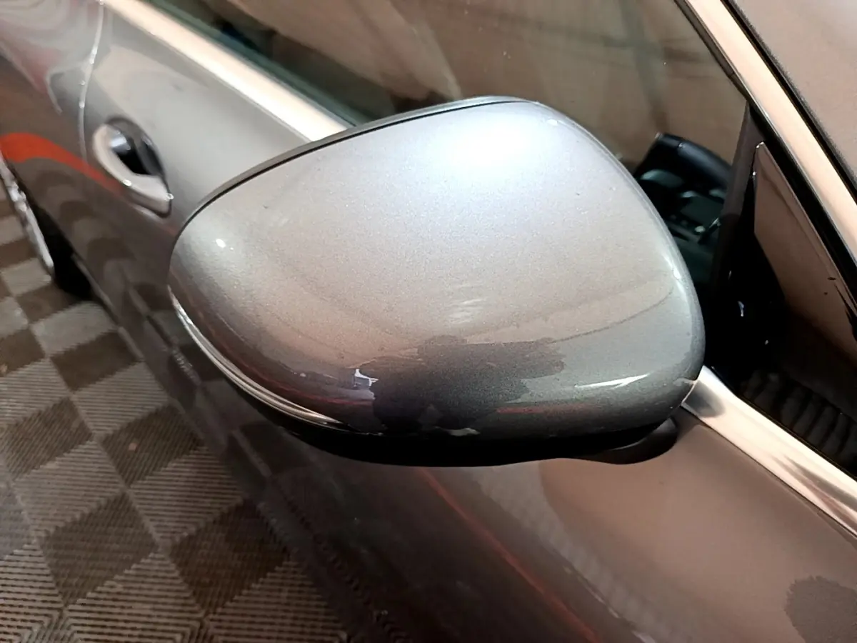 Gros plan sur le rétroviseur côté gauche gris clair d’une Mercedes CLA 180 d Business Line 2021.
