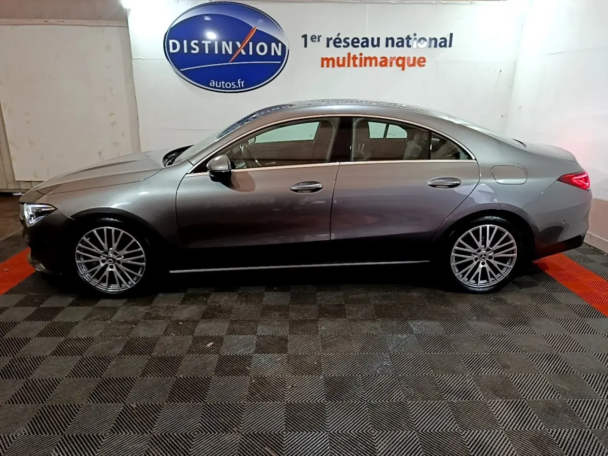 Profil droit d'une Mercedes CLA 180 d Business Line gris clair, avec jantes alliage et feux arrière LED visibles.