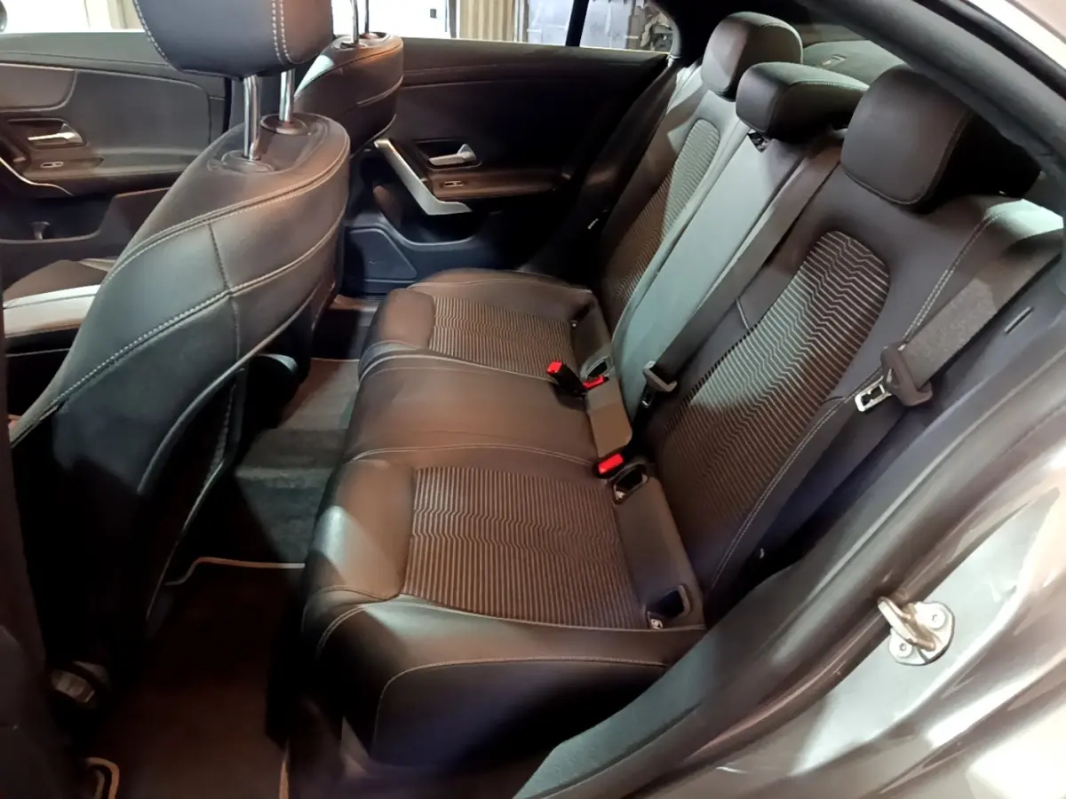 Vue intérieure côté droit des sièges arrière en cuir noir de la Mercedes CLA 180 d Business Line gris clair 2021.