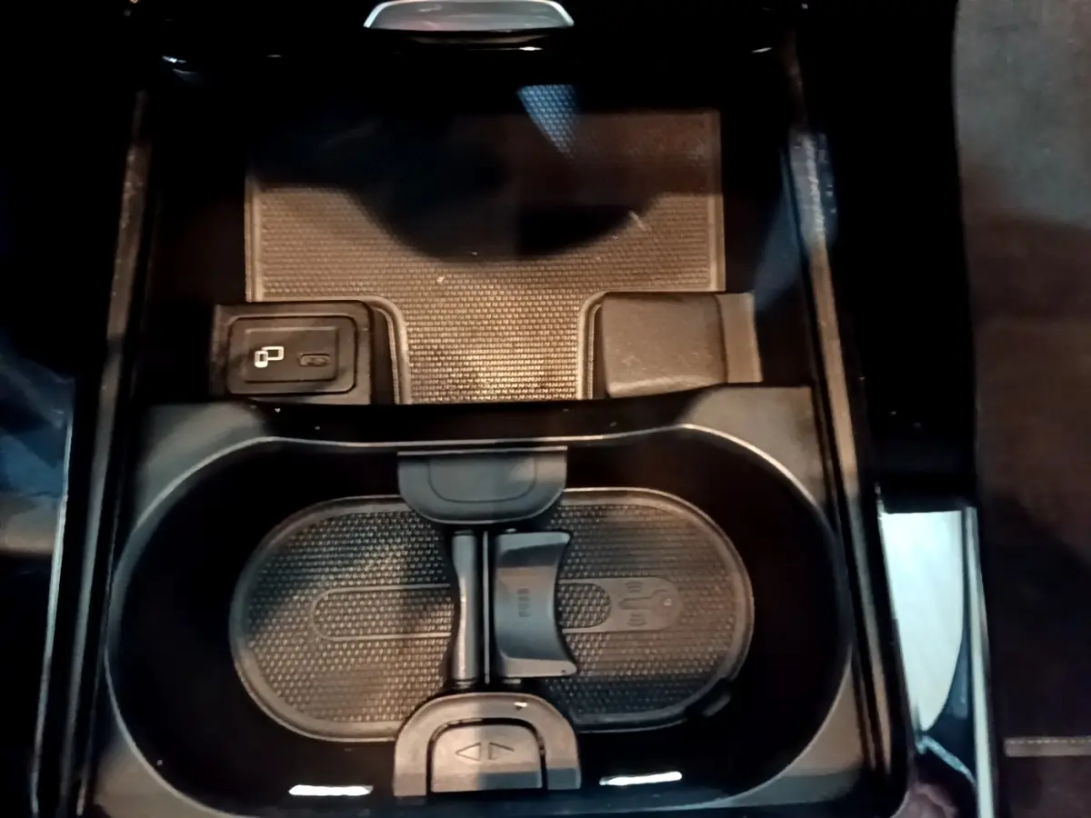 Gros plan sur le porte-gobelets central noir de la Mercedes CLA 180 d Business Line 2021, avec bouton de contrôle adjacent.