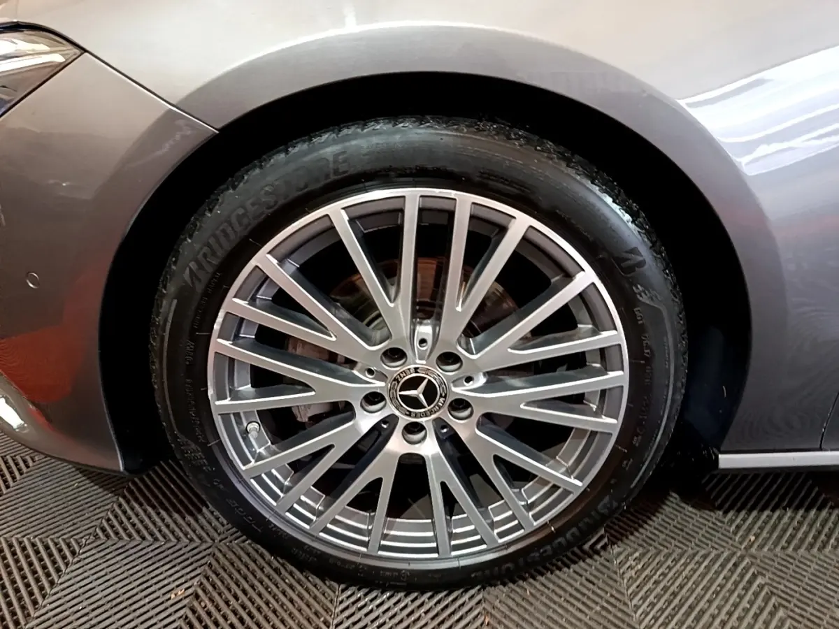 Gros plan sur la roue avant gauche gris clair d'une Mercedes CLA 180 d Business Line avec jante alliage multi-branches.