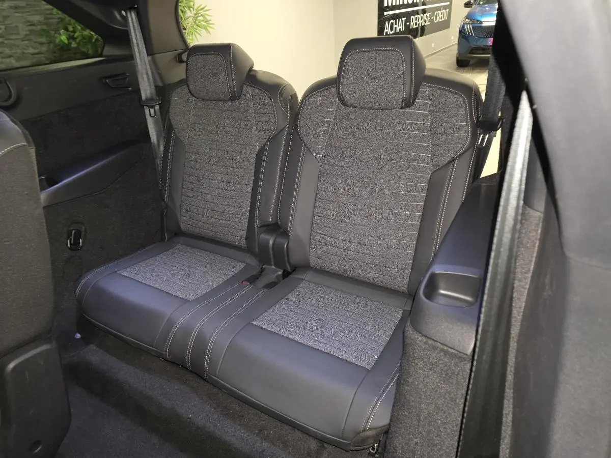 Banquette 2 places arrière en tissu gris et cuir noir dans un Peugeot 5008 blanc, vue de côté droit intérieur.