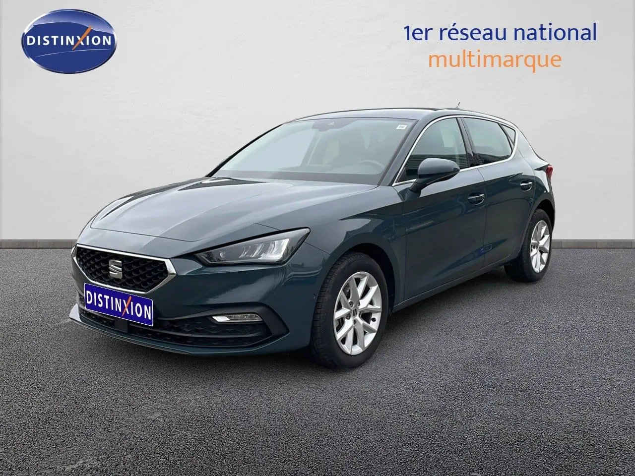SEAT Leon 2.0 TDI 115CH Style XL gris magnétique vue 3/4 avant droit avec jantes alliage et calandre noire.