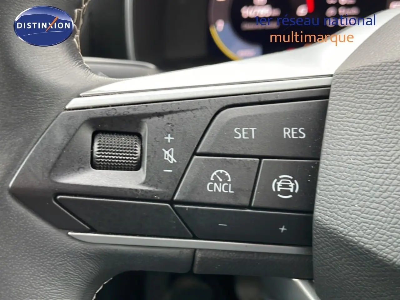 Gros plan sur les commandes au volant de la SEAT LEON 2.0 TDI 115CH STYLE XL, finition intérieure noire.