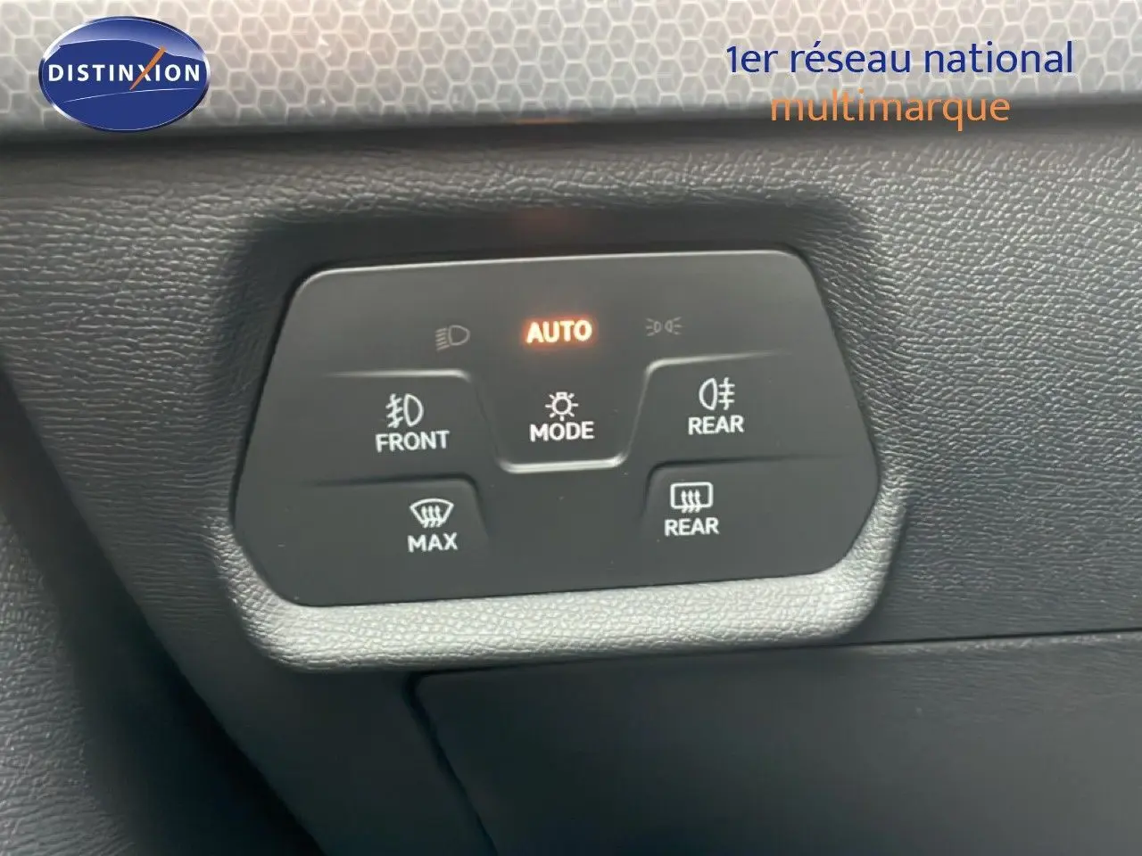 Panneau de commande des feux avec mode automatique allumé, dans l’habitacle d’un SEAT Leon gris magnétique.