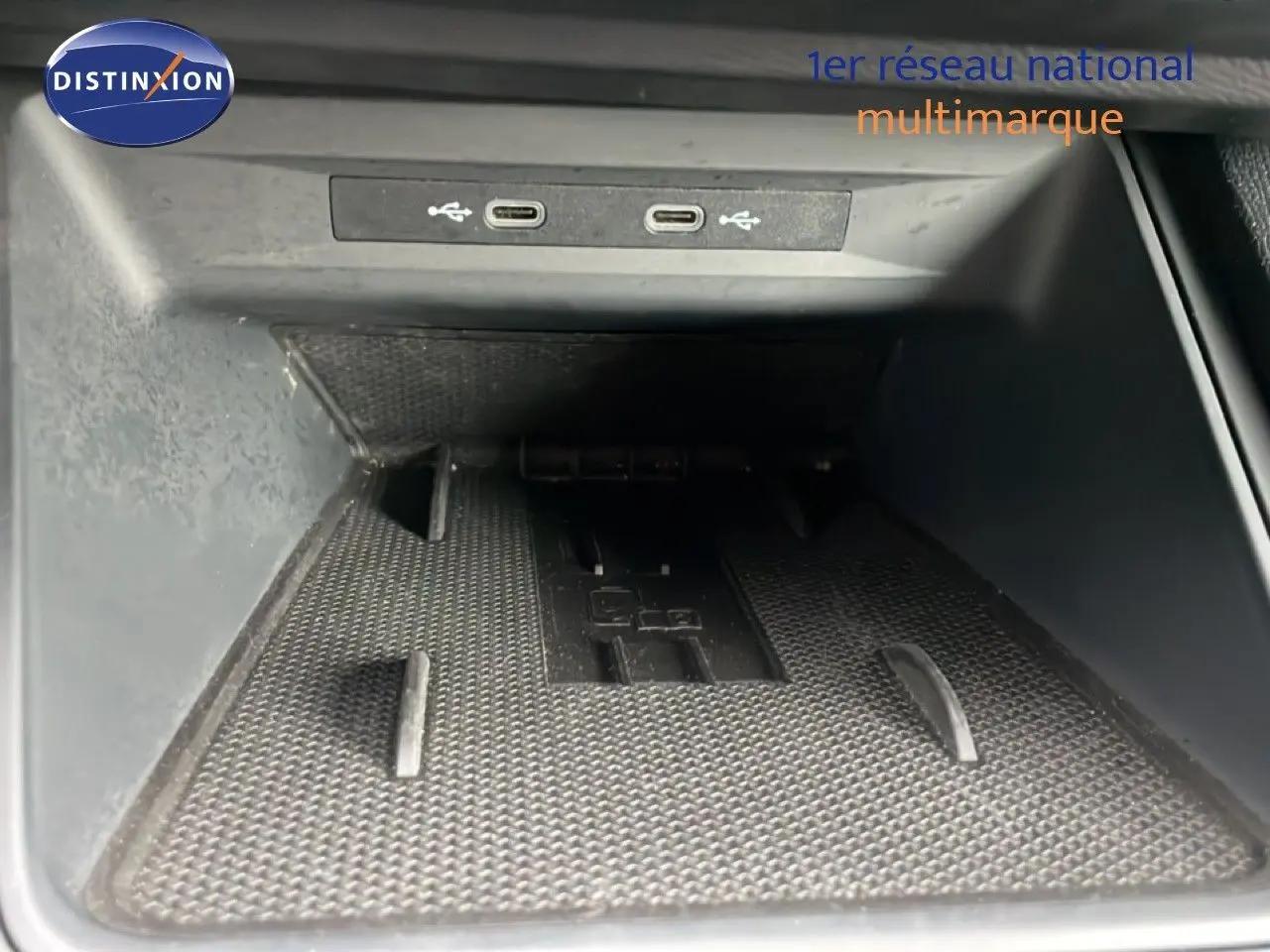 Gros plan sur la zone de rangement avant avec deux ports USB-C dans l’habitacle gris noir du SEAT Leon 2025.