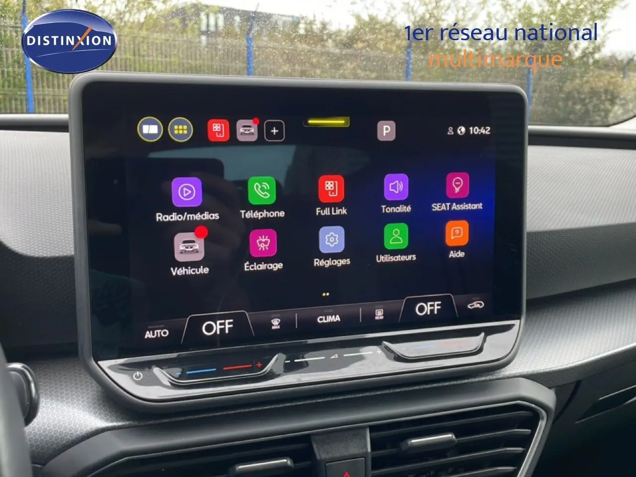 Écran tactile central du tableau de bord du SEAT LEON gris magnétique, affichant le menu principal multimédia.