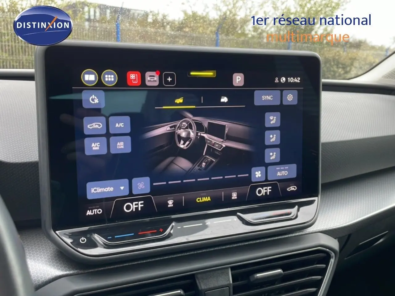 Écran tactile central affichant les commandes de climatisation et l'intérieur noir du SEAT Leon 2025.