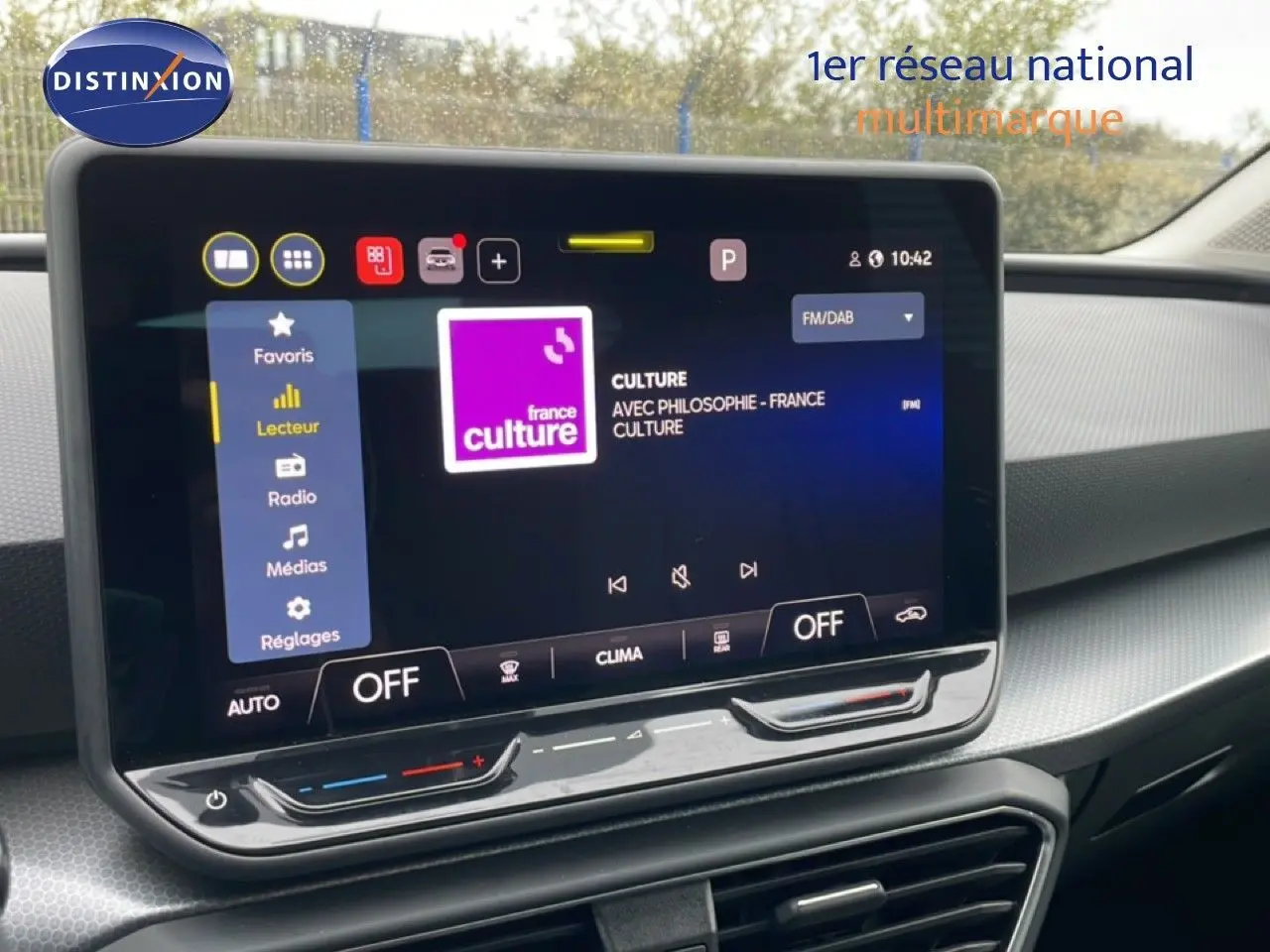 Écran tactile central affichant l'interface multimédia dans l'habitacle d'une SEAT LEON gris magnétique, vue de face.