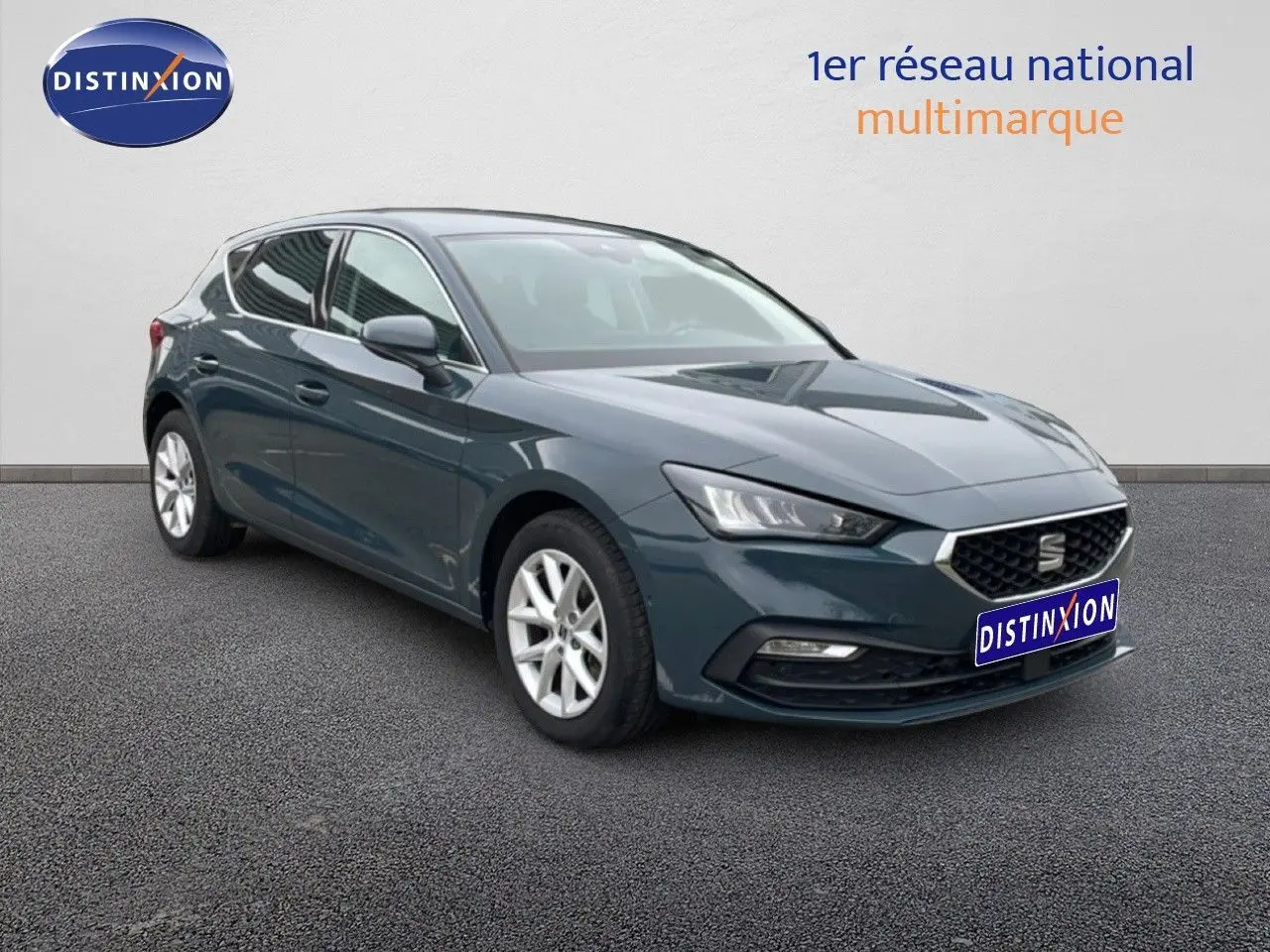 SEAT Leon 2.0 TDI gris magnétique métal vue 3/4 avant droit avec jantes argentées et calandre distinctive.