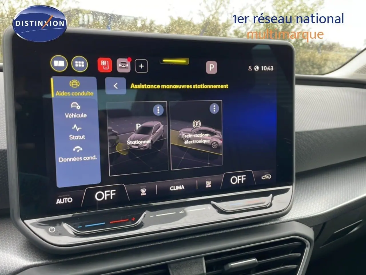 Écran tactile central affichant l'assistance aux manœuvres de stationnement dans l'habitacle d'une SEAT Leon gris magnétique.