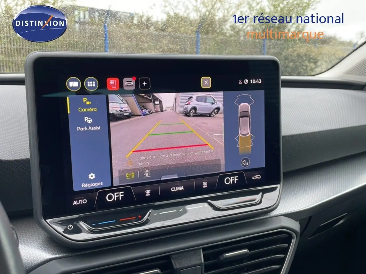 Écran central de la SEAT LEON 2025 montrant la caméra de recul avec vue arrière et aide au stationnement.