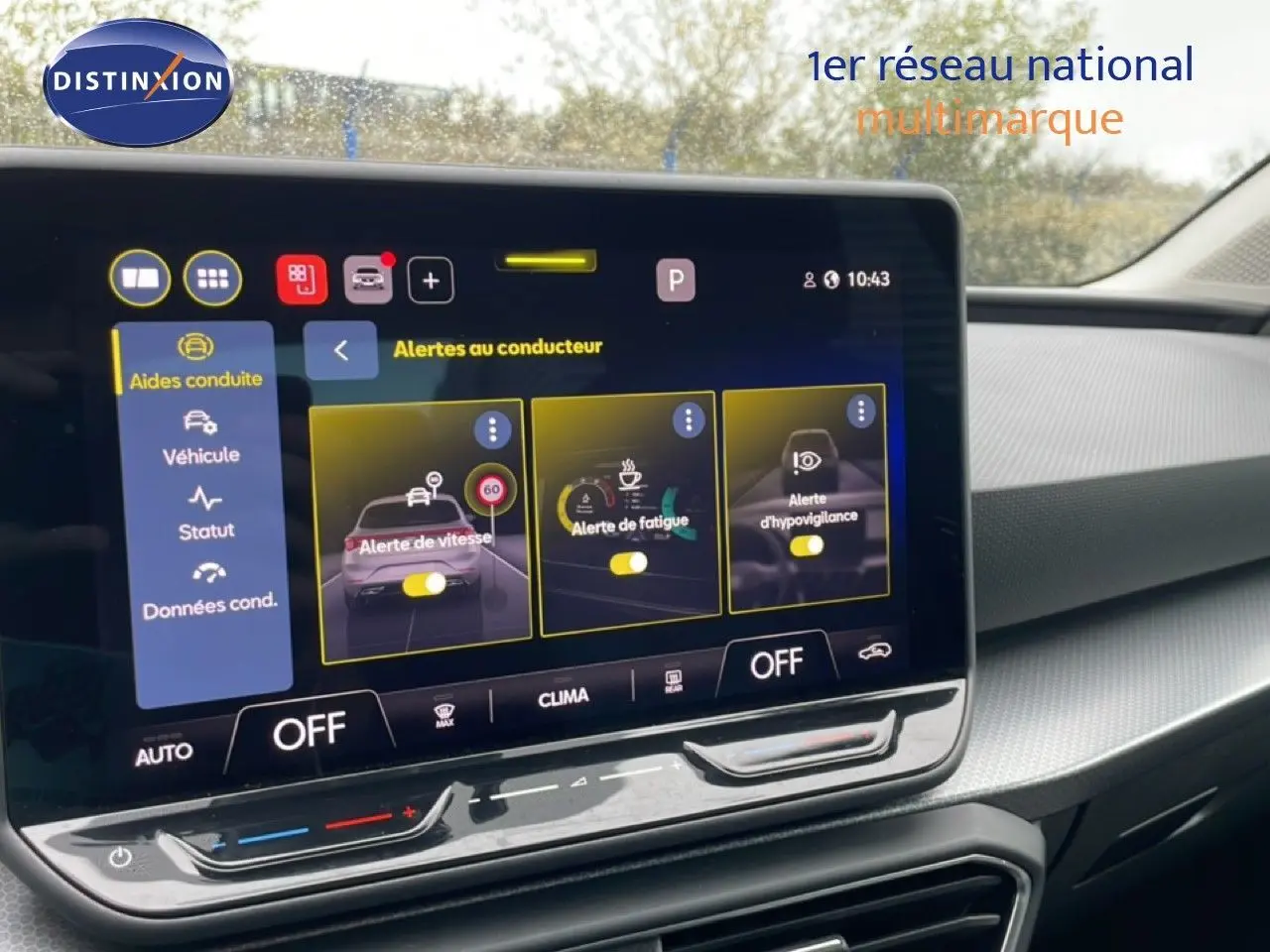 Écran tactile central affichant les alertes au conducteur dans l'habitacle du SEAT LEON gris magnétique 2025.
