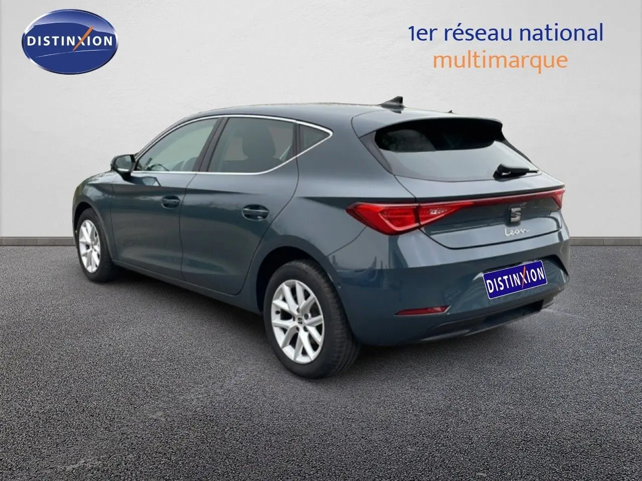 Vue 3/4 arrière droite d'une SEAT Leon gris magnétique métal avec feux arrière LED et jantes alliage 16 pouces.