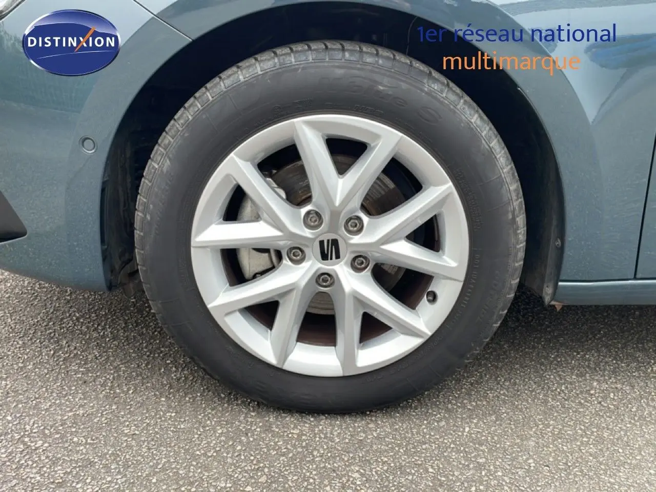 Gros plan sur la roue avant gauche d'une SEAT LEON gris magnétique métal, mettant en valeur la jante alliage 16 pouces.
