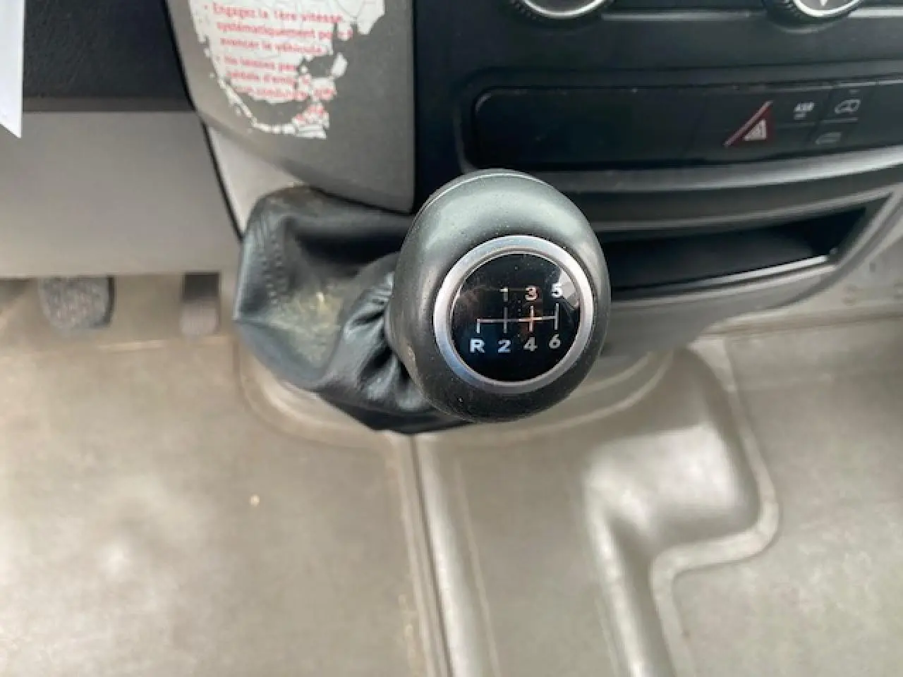 Gros plan sur le levier de vitesses manuel noir du Mercedes Sprinter Fourgon blanc de 2015.