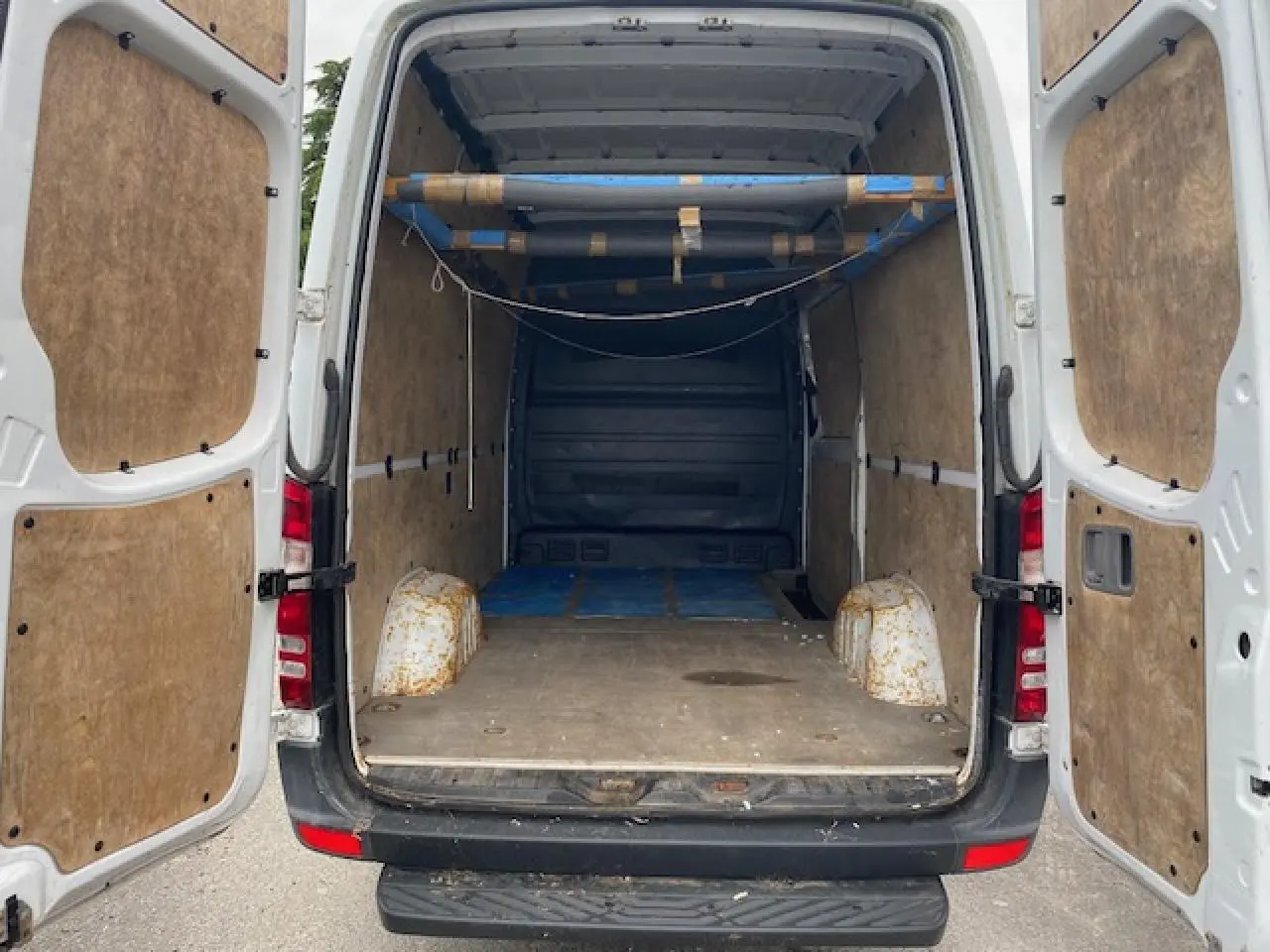 Vue arrière ouverte du fourgon blanc Mercedes Sprinter 37S 3.5t 313 CDI 2015, intérieur utilitaire avec plancher usé.