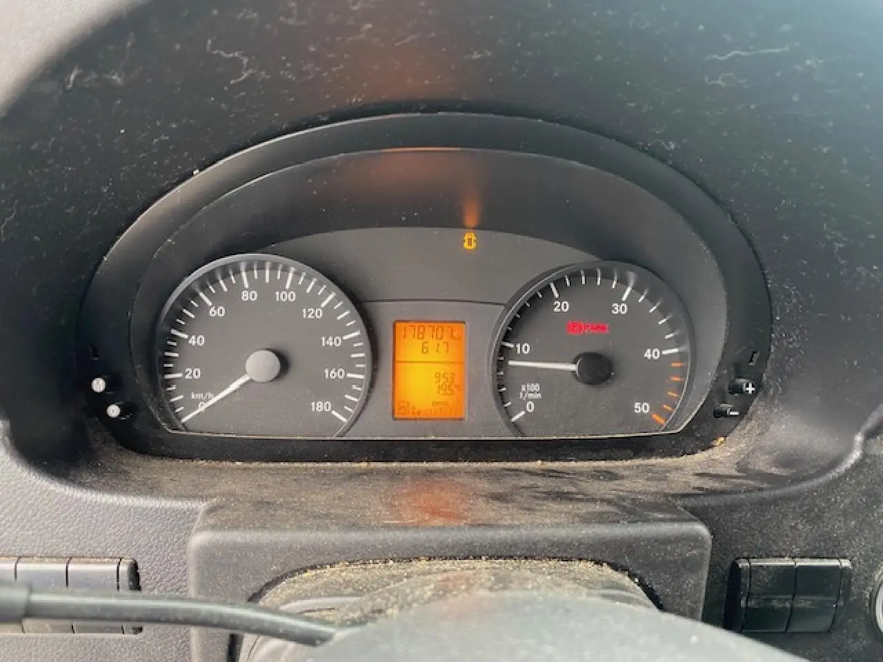 Compteur de vitesse et compte-tours du Mercedes Sprinter blanc, affichant 178707 km, vue frontale du tableau de bord.