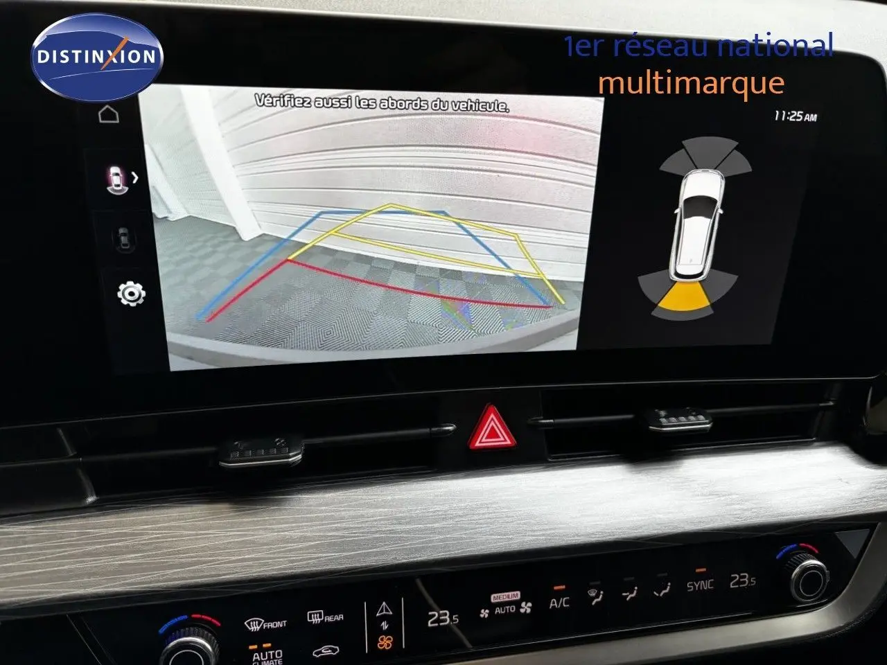 Vue intérieure de l’écran multimédia affichant la caméra de recul du Kia Sportage blanc nacré 2025.