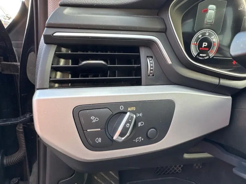 Détail du tableau de bord côté gauche d’une Audi A4 Avant 30 TDI 2022 noir, avec commande des phares et ventilation.