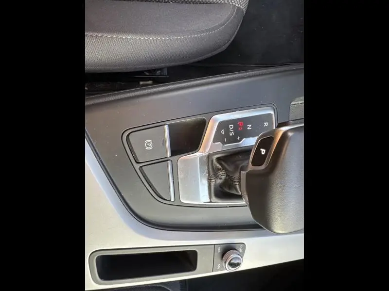 Gros plan sur le levier de vitesses automatique noir et argenté de l'Audi A4 Avant 30 TDI 2022, avec bouton P visible.