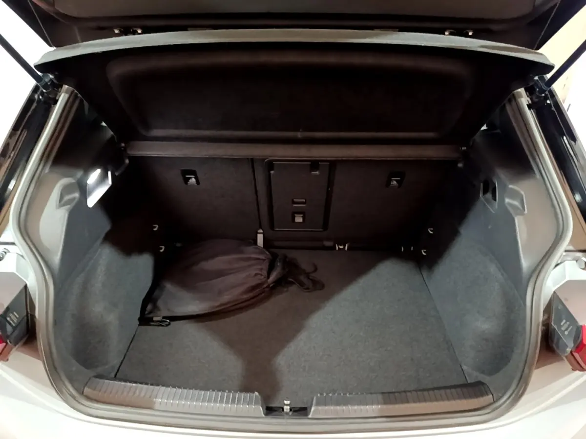 Coffre ouvert vu de face d’un Volkswagen ID.3 gris foncé, avec un sac noir à l’intérieur.