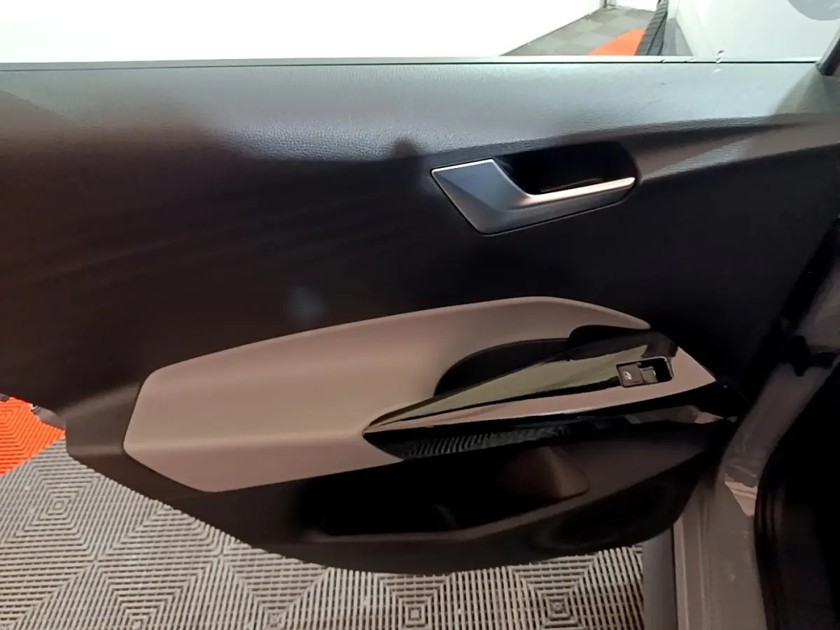 Vue intérieure du panneau de porte côté conducteur du Volkswagen ID.3 77 kWh Pro S gris foncé, avec commande de vitre noire brillante.