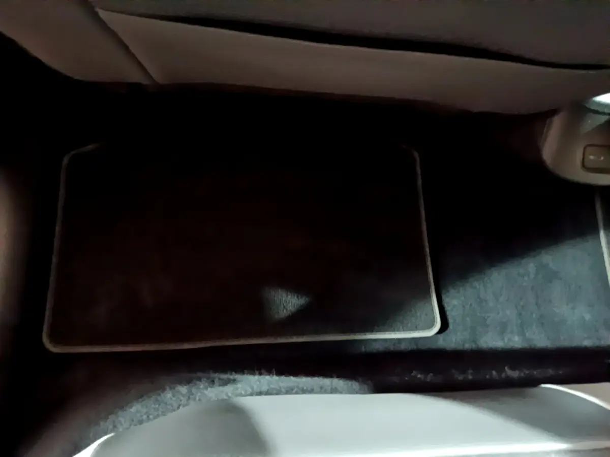 Détail du tapis de sol gris foncé côté passager avant du Volkswagen ID.3 77 kWh Pro S électrique 2022.