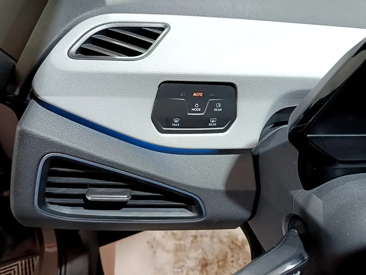 Détail du tableau de bord gris clair et noir du Volkswagen ID.3 77 kWh Pro S, avec commandes d’éclairage et aérateurs.