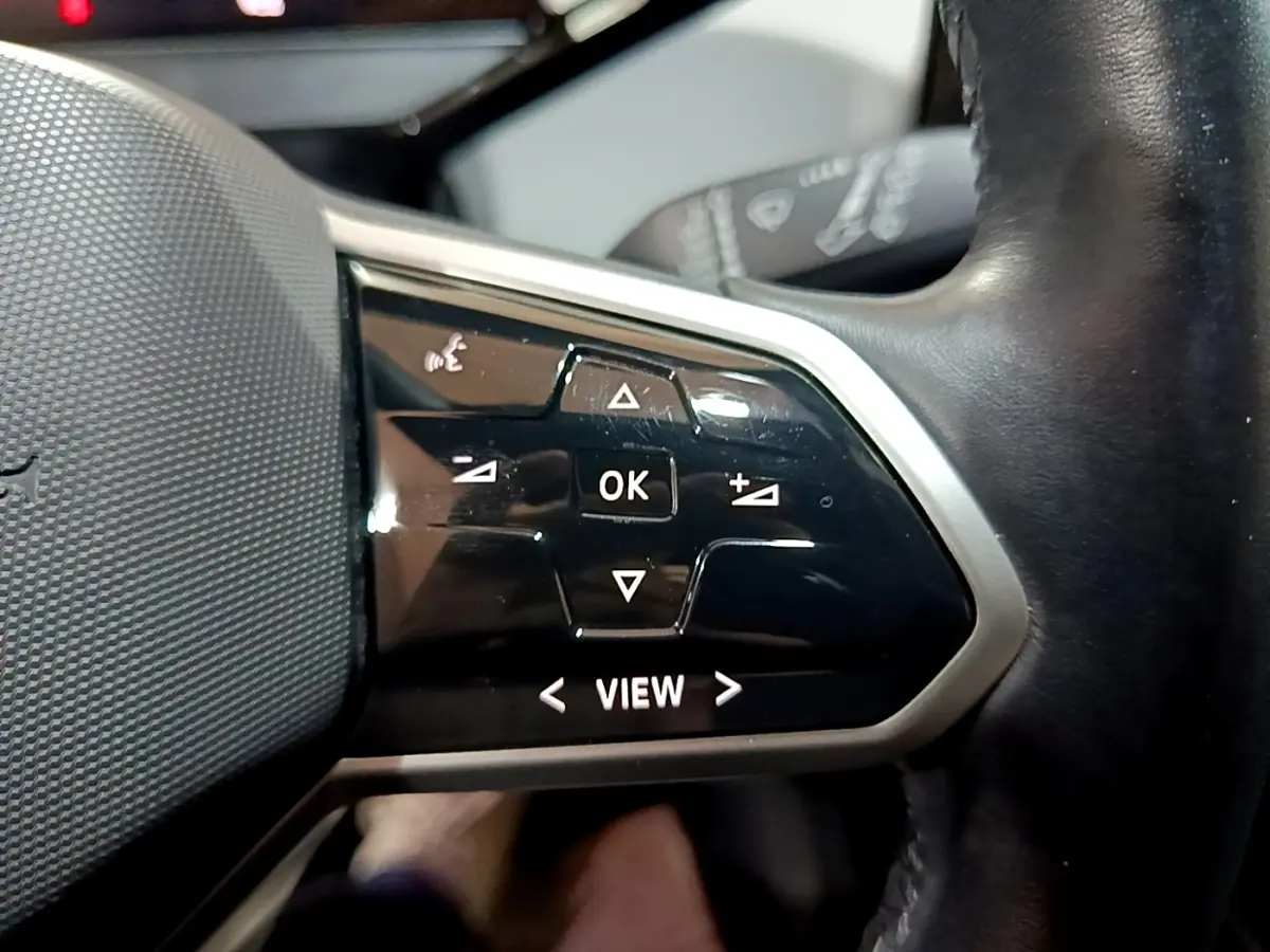 Gros plan sur les commandes multifonctions noires à droite du volant cuir du Volkswagen ID.3 gris foncé 2022