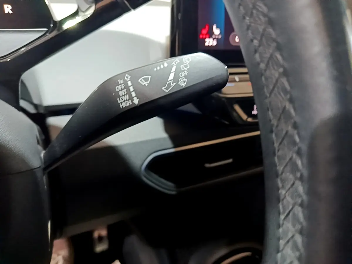 Gros plan sur la manette de commande des essuie-glaces à gauche du volant dans l’habitacle du Volkswagen ID.3 gris foncé 2022.