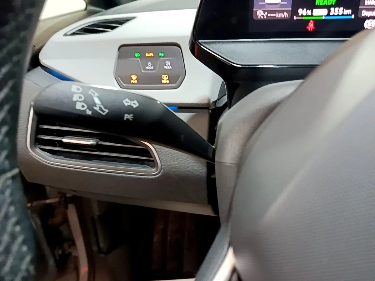 Détail intérieur du Volkswagen ID.3 77 kWh Pro S montrant la commande des clignotants et l'écran digital partiel.
