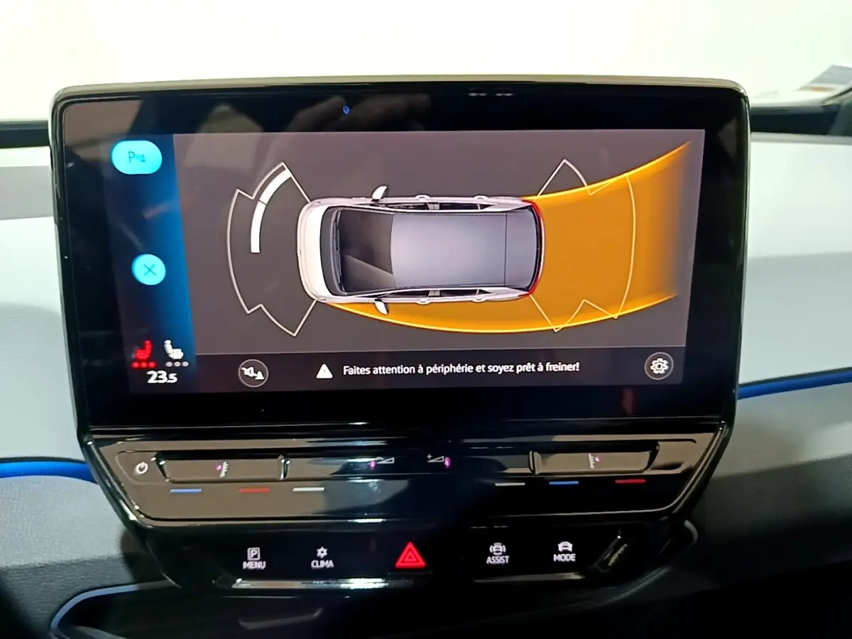 Écran tactile central affichant l’aide au stationnement du Volkswagen ID.3 77 kWh Pro S, vue intérieure du tableau de bord.