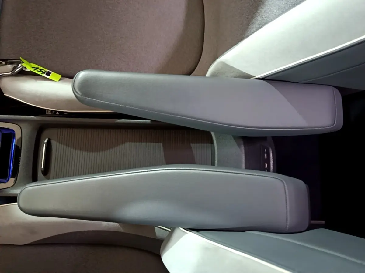 Vue plongeante sur les accoudoirs gris foncé et la console centrale du Volkswagen ID.3 77 kWh Pro S électrique 2022.