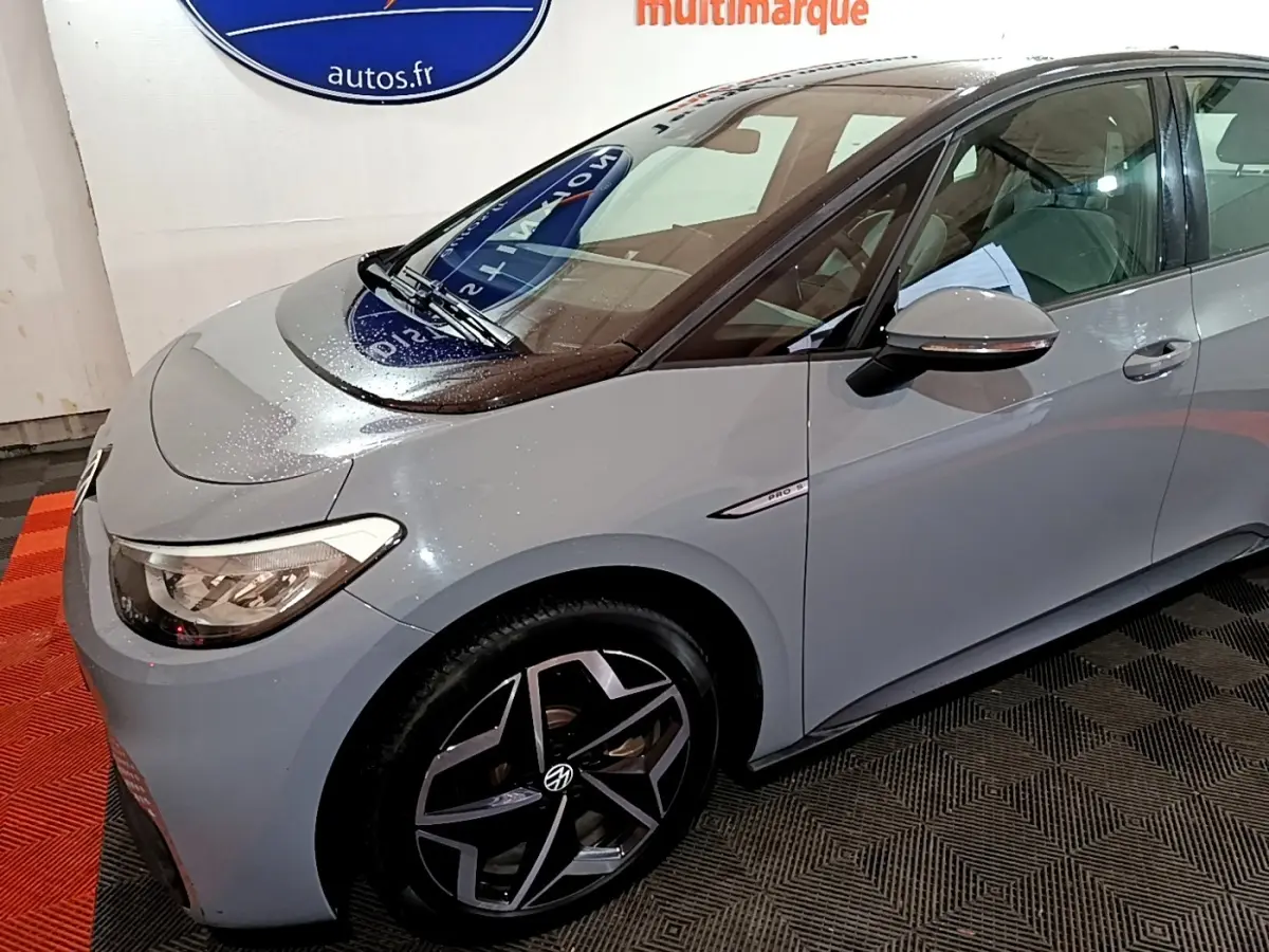 Vue 3/4 avant droit d'une Volkswagen ID.3 Pro S électrique gris foncé avec jantes noires et logo VW visible.