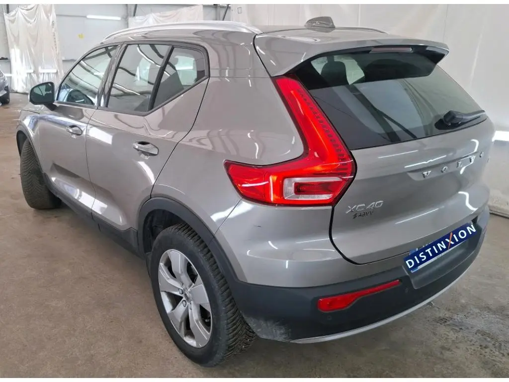 Vue 3/4 arrière droite du Volvo XC40 marron clair avec feux arrière LED caractéristiques et jantes alliage.
